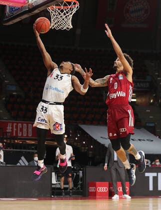 Nick Weiler Babb Bayern Basketball, 0 tries to prevent Eric Washington NINERS Chemnitz, 33 from the basket GER, FC Bayern Basketball vs NINERS Chemnitz, Basketball, 1 Bundesliga, Season 2021 2022, 09 01 2022, GER, FC Bayern Basketball vs NINERS Chemnitz, Basketball, 1 Bundesliga, Season 2021 2022, 09 01 2022 Muenchen Copyright: xEIBNER MarcelxEngelbrechtx EP_EER