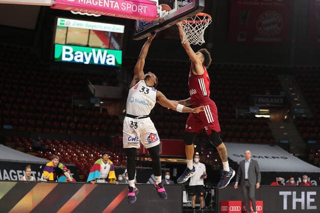 Nick Weiler Babb Bayern Basketball, 0 tries to prevent Eric Washington NINERS Chemnitz, 33 from the basket GER, FC Bayern Basketball vs NINERS Chemnitz, Basketball, 1 Bundesliga, Season 2021 2022, 09 01 2022, GER, FC Bayern Basketball vs NINERS Chemnitz, Basketball, 1 Bundesliga, Season 2021 2022, 09 01 2022 Muenchen Copyright: xEIBNER MarcelxEngelbrechtx EP_EER