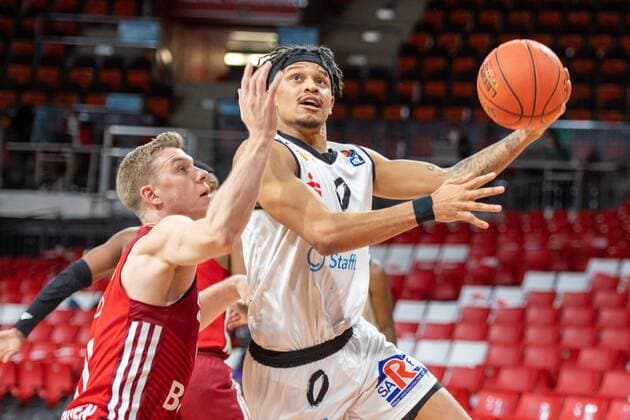 Ognjen Jaramaz 10 FC Bayern , Nelson Weidemann 0 Niners Chemnitz , FC Bayern Basketball vs Chemnitz Niners, easyCredit BBL, 09 01 2022 Muenchen Bayern Germany Copyright: xkolbert-press UlrichxGamelx