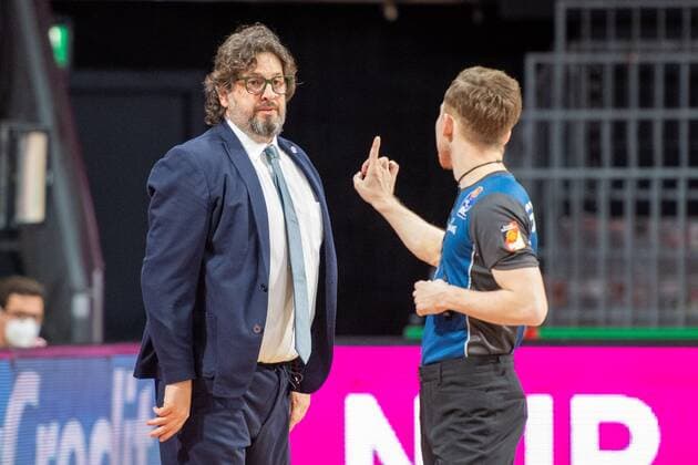 Head Coach Andrea Trinchieri FC Bayern is admonished by the referee, FC Bayern Basketball vs Chemnitz Niners, easyCredit BBL, 09 01 2022 Muenchen Bayern Germany Copyright: xkolbert-press UlrichxGamelx