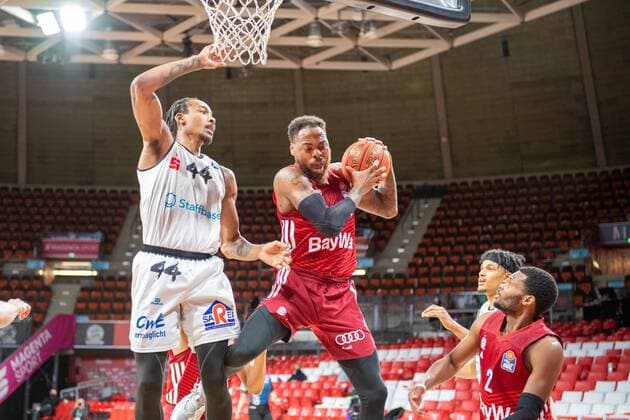 Darion Atkins 44 Niners Chemnitz , Thomas Deshaun 1 FC Bayern , FC Bayern Basketball vs Chemnitz Niners, easyCredit BBL, 09 01 2022 Muenchen Bayern Germany Copyright: xkolbert-press UlrichxGamelx
