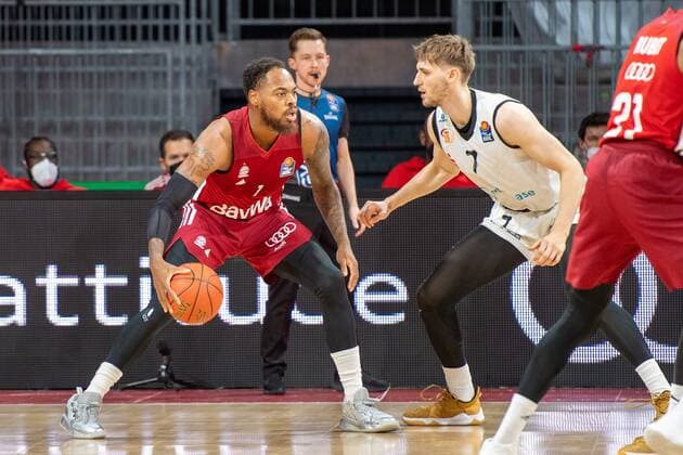 Thomas Deshaun 1 FC Bayern , Jonas Richter 7 Niners Chemnitz , FC Bayern Basketball vs Chemnitz Niners, easyCredit BBL, 09 01 2022 Muenchen Bayern Germany Copyright: xkolbert-press UlrichxGamelx