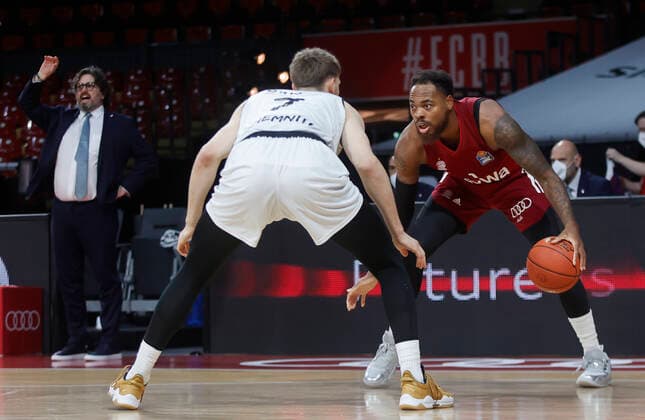 09 01 2022, BBL, FC Bayern Basketball vs Chemnitz Niners Basketball, sports, in picture Jonas Richter Chemnitz Niners vs Deshaun Thomas FCB Basketball