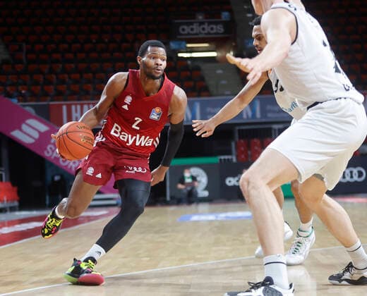 09 01 2022, BBL, FC Bayern Basketball vs Chemnitz Niners basketball, sports, in the picture Corey Walden FCB Basketball vs Trent Lockett Chemnitz Niners and Mindaugas Susinskas Chemnitz Niners
