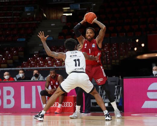 09 01 2022, BBL, FC Bayern Basketball vs Chemnitz Niners Basketball, sports, in the picture Isiaha Mike Chemnitz Niners vs Deshaun Thomas FCB Basketball