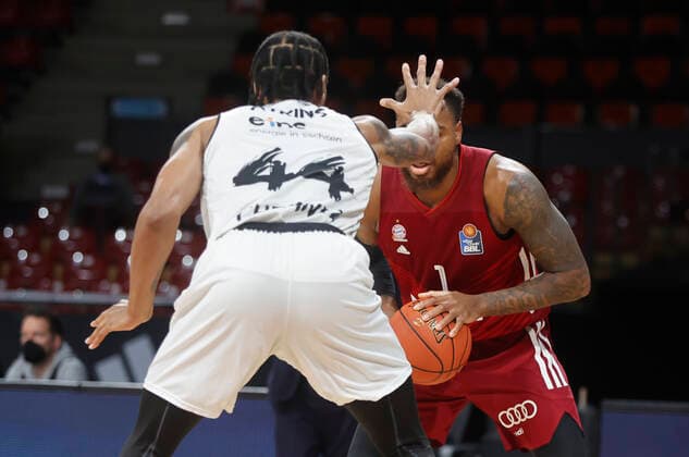 09 01 2022, BBL, FC Bayern Basketball vs Chemnitz Niners Basketball, sports, in picture Darion Atkins Chemnitz Niners vs Deshaun Thomas FCB Basketball