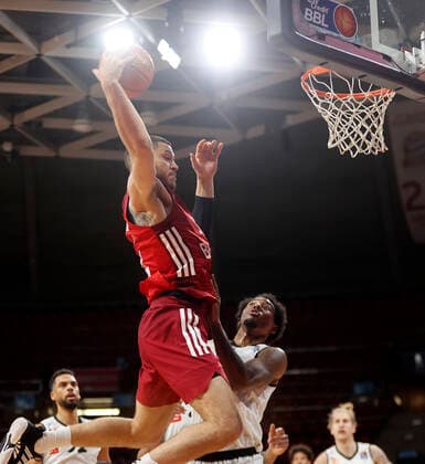 09 01 2022, BBL, FC Bayern Basketball vs Chemnitz Niners Basketball, sports, pictured Augustine Rubit FCB Basketball vs Darion Atkins Chemnitz Niners