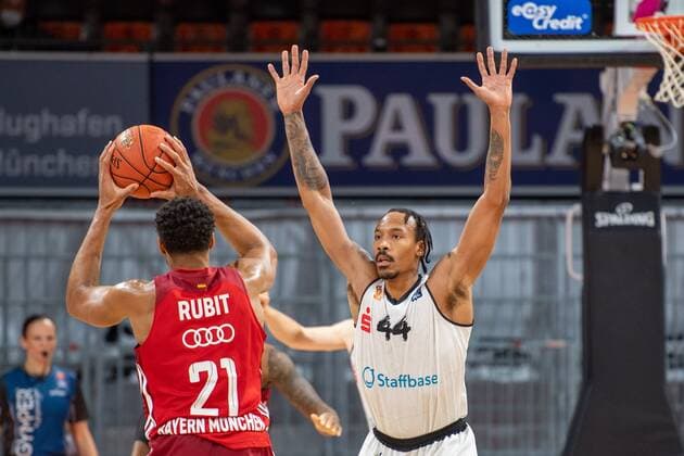 Augustine Rubit 21 FC Bayern , Darion Atkins 44 Niners Chemnitz , FC Bayern Basketball vs Chemnitz Niners, easyCredit BBL, 09 01 2022 Muenchen Bayern Germany Copyright: xkolbert-press UlrichxGamelx