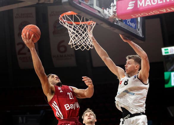 09 01 2022, BBL, FC Bayern Basketball vs Chemnitz Niners Basketball, sports, in the picture Augustine Rubit FCB Basketball vs Niklas Wimberg Chemnitz Niners