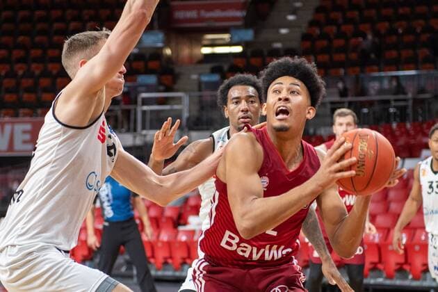 Niklas Wimberg 8 Niners Chemnitz , Corey Walden 2 FC Bayern , FC Bayern Basketball vs Chemnitz Niners, easyCredit BBL, 09 01 2022 Muenchen Bayern Germany Copyright: xkolbert-press UlrichxGamelx