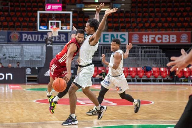 Corey Walden 2 FC Bayern , Jonas Richter 7 Niners Chemnitz , FC Bayern Basketball vs Chemnitz Niners, easyCredit BBL, 09 01 2022 Muenchen Bayern Germany Copyright: xkolbert-press UlrichxGamelx
