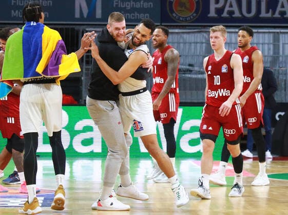 52 Trent Lockett, 3 v l Niners Chemnitz and teammates celebrate the victory jubilation, final cheer 1 Deshaun Thomas, 10 Ognjen Jaramaz FCBB red, frustration, disenchantment Basketball BBL FC Bayern Munich Niners Chemnitz in the Audi Dome on 09 01 2021 PHOTO Mladen Lackovic LakoPress