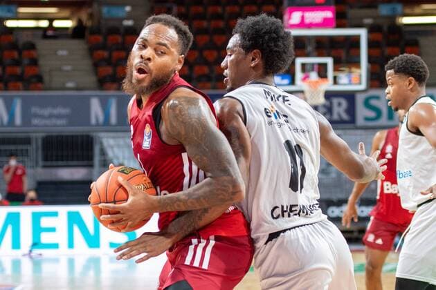 Thomas Deshaun 1 FC Bayern , Isiaha Mike 11 Niners Chemnitz , FC Bayern Basketball vs Chemnitz Niners, easyCredit BBL, 09 01 2022 Muenchen Bayern Germany Copyright: xkolbert-press UlrichxGamelx