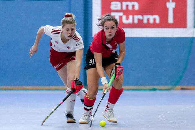 f le Lilli Lang BHTC, 71 , Kira Elena Schanzenbecher TSVMH, 41 , duel, tackle, tackling, dynamic, action, 09 01 2022, Mannheim Germany , indoor field hockey, 1 Bundesliga Süd, women, TSV Mannheim Bietigheimer HTC xozx