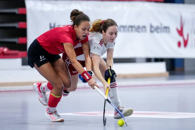 f li Tara Duus TSVMH, 17 , Neele Fili BHTC, 21 , duel, duel scene, duel, tackle, tackling, dynamic, action, action, 09 01 2022, Mannheim Germany , indoor field hockey, 1 Bundesliga Süd, women, TSV Mannheim Bietigheimer HTC xozx