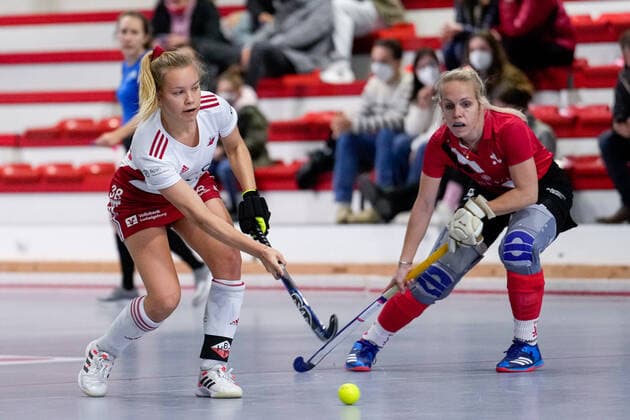 v li Greta Meissner BHTC, 38 , Lydia Bechthold Haase Lydia Haase, TSVMH, 4 , action, action, game scene, 09 01 2022, Mannheim Germany , indoor field hockey, 1 Bundesliga Süd, women, TSV Mannheim Bietigheimer HTC xozx