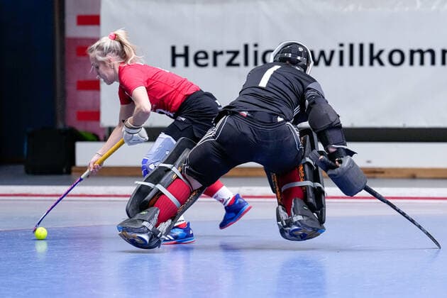 f li Lydia Bechthold Haase Lydia Haase, TSVMH, 4 , Lina Rönsch goalkeeper, BHTC, 1 , action, action, game scene, 09 01 2022, Mannheim Germany , indoor field hockey, 1 Bundesliga Süd, women, TSV Mannheim Bietigheimer HTC xozx