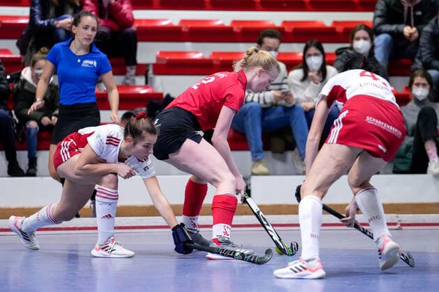 v li Dina Fili BHTC, 77 , Jana Hohlweg TSVMH, 12 , Theresa Lindenberger BHTC, 43 , duel, tackle, tackling, dynamic, action, action, 09 01 2022, Mannheim Germany , indoor field hockey, 1 Bundesliga Süd, women, TSV Mannheim Bietigheimer HTC xozx