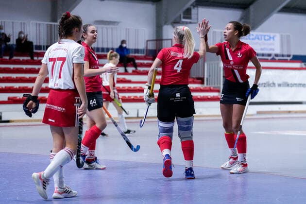 f li Dina Fili BHTC, 77 , Violetta Klein TSVMH, 44 , Lydia Bechthold Haase Lydia Haase, TSVMH, 4 , Tara Duus TSVMH, 17 , players from TSV Mannheim Hockey, celebrate the goal to 5 2, jubilation, goal celebration, goal, celebrate the goal, goal, celebration, cheering about the goal, optimistic, game scene, highlight, action, 09 01 2022, Mannheim Germany , indoor field hockey, 1 Bundesliga Süd, women, TSV Mannheim Bietigheimer HTC xozx