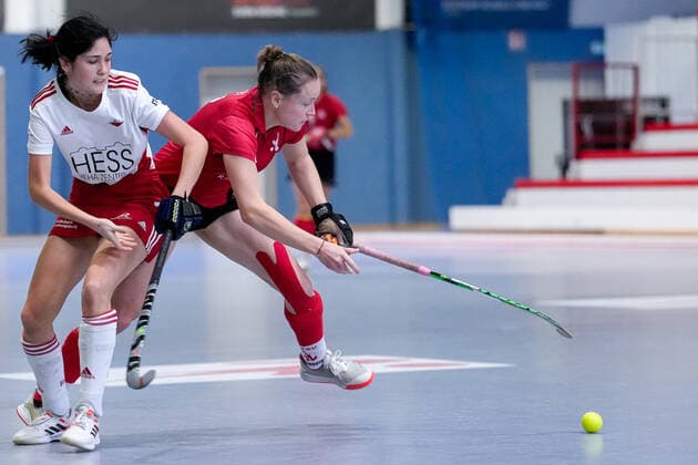 v li Theresa Lindenberger BHTC, 43 , Laura Keibel TSVMH, 13 , duel, duel scene, duel, tackle, tackling, dynamic, action, action, 09 01 2022, Mannheim Germany , indoor field hockey, 1 Bundesliga Süd, women, TSV Mannheim Bietigheimer HTC xozx
