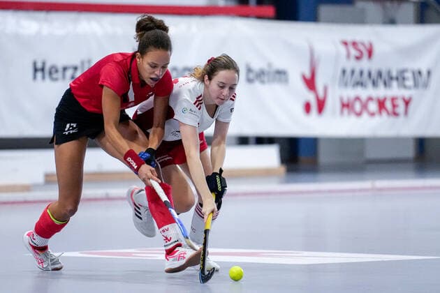f li Tara Duus TSVMH, 17 , Neele Fili BHTC, 21 , duel, duel scene, duel, tackle, tackling, dynamic, action, action, 09 01 2022, Mannheim Germany , indoor field hockey, 1 Bundesliga Süd, women, TSV Mannheim Bietigheimer HTC xozx