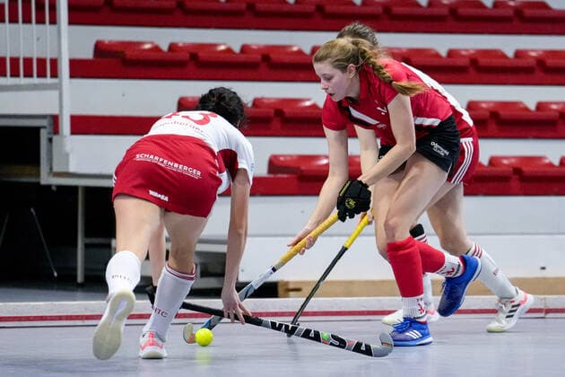 f li Theresa Lindenberger BHTC, 43 , Lisa Schall TSVMH, 55 , Neele Fili BHTC, 21 , duel, game scene, duel, tackle, tackling, dynamic, action, action, 09 01 2022, Mannheim Germany , indoor field hockey, 1 Bundesliga Süd, women, TSV Mannheim Bietigheimer HTC xozx