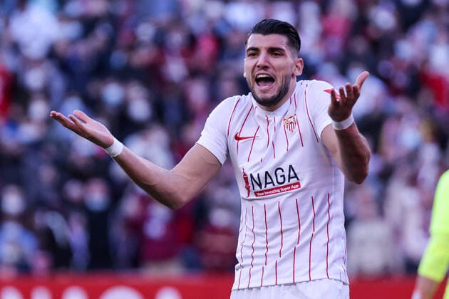 January 9, 2022, Seville, Seville, Spain: Rafa Mir of Sevilla CF argue with referee during the La Liga Santader match between Sevilla CF and Getafe CF at Ramon Sanchez Pizjuan in Seville, Spain, on January 09, 2022. Seville Spain - ZUMAd159 20220109_zia_d159_031 Copyright: xJosexLuisxContrerasx