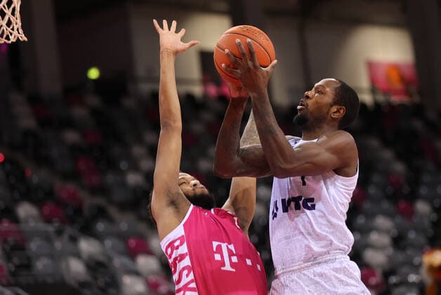 Bonn, Germany, 09 01 2022, Telekom Dome, basketball, BBL, 16 matchday, Telekom Baskets Bonn vs Hamburg Towers Zachary Brown Hamburg , Skyler Bowlin Bonn