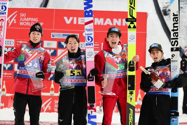 Bilder des Jahres 2022, Sport 01 Januar Sport Themen der Woche KW01 Ski jumping, Skispringen, Ski, nordisch - FIS WC Bischofshofen BISCHOFSHOFEN,AUSTRIA,09.JAN.22 - NORDIC SKIING, SKI JUMPING - FIS World Cup, large hill, team event. Image shows the rejoicing of Royoyu Kobayashi, Junshiro Kobayashi, Keiichi Sato and Yukiya Sato (JPN).  GEPAxpictures xDavidxGeieregger