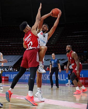 09 01 2022, BBL, FC Bayern Basketball vs Chemnitz Niners Basketball, sports, in picture Jason George FCB Basketball vs Trent Lockett Chemnitz Niners , Rivers K C FCB Basketball looks on