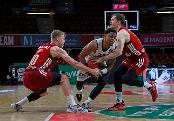 09 01 2022, BBL, FC Bayern Basketball vs Chemnitz Niners Basketball, sports, in picture Ognjen Jaramaz FCB Basketball , Eric Washington Chemnitz Niners and Andreas Obst FCB Basketball