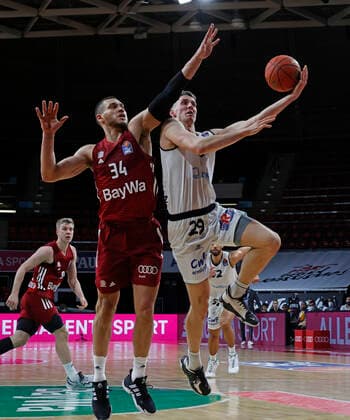 09 01 2022, BBL, FC Bayern Basketball vs Chemnitz Niners Basketball, sports, in the picture Gavin Schilling FCB Basketball vs Mindaugas Susinskas Chemnitz Niners