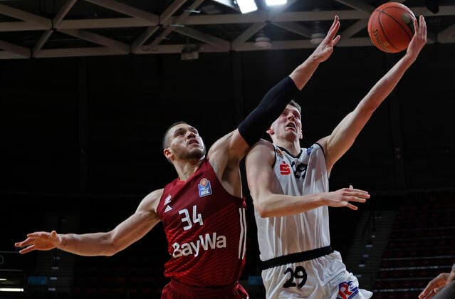 09 01 2022, BBL, FC Bayern Basketball vs Chemnitz Niners Basketball, sports, in the picture Gavin Schilling FCB Basketball vs Mindaugas Susinskas Chemnitz Niners