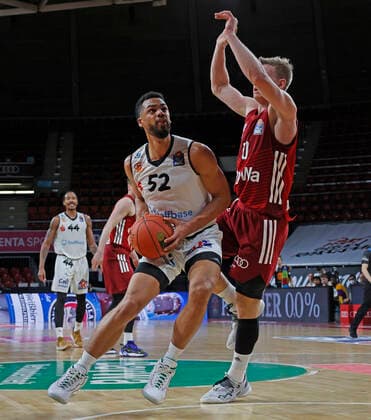 09 01 2022, BBL, FC Bayern Basketball vs Chemnitz Niners Basketball, sports, in the picture Darion Atkins Chemnitz Niners , Leon Radosevic FCB Basketball , Trent Lockett Chemnitz Niners , Ognjen Jaramaz FCB Basketball