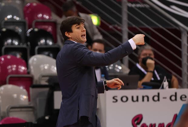 Bonn, Germany, 09 01 2022, Telekom Dome, basketball, BBL, 16 matchday, Telekom Baskets Bonn vs Hamburg Towers head coach Pedro Calles Hamburg gestures, gestures