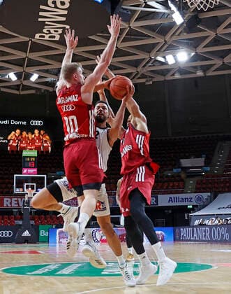 09 01 2022, BBL, FC Bayern Basketball vs Chemnitz Niners Basketball, sports, in picture Ognjen Jaramaz FCB Basketball , Trent Lockett Chemnitz Niners and Augustine Rubit FCB Basketball