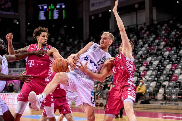 easyCredit BBL, Telekom Baskets Bonn vs Hamburg Towers, 09 01 2022 Michael Kessens Telekom Baskets Bonn 6 , Seth Hinrichs Hamburg Towers 12 , easyCredit BBL, Telekom Baskets Bonn vs Hamburg Towers on 09 01 2022 at Telekom Dome Bonn, Bonn Nordrhein Westfalen Copyright: xBEAUTIFULxSPORTS Mueller-Laschetx