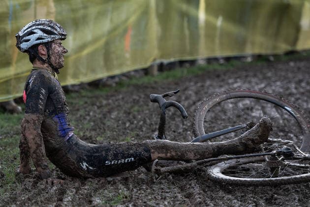 Bilder des Jahres 2022, Sport 01 Januar Sport Themen der Woche KW01 Sport Bilder des Tages National Cyclo-Cross Championships 2022 Cameron Mason of TRINITY Road Racing collapses after finishing second during the National Cyclo-Cross Championships 2022 at South of England Showground, Ardingly Content Not Available For UK Newspapers Copyright: xSimonxParkerx FIL-16357-0047