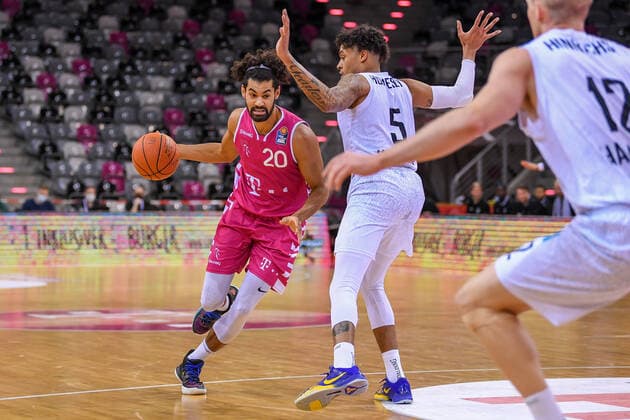 easyCredit BBL, Telekom Baskets Bonn vs Hamburg Towers, 09 01 2022 Jeremy Morgan Telekom Baskets Bonn, 20 , Caleb Homesley Hamburg Towers, 5 , easyCredit BBL, Telekom Baskets Bonn vs Hamburg Towers on 09 01 2022 at Telekom Dome Bonn, Bonn Nordrhein Westfalen Copyright: xBEAUTIFULxSPORTS Mueller-Laschetx
