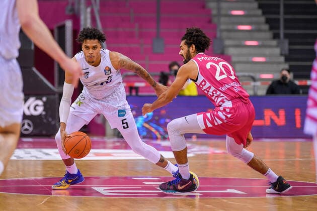 easyCredit BBL, Telekom Baskets Bonn vs Hamburg Towers, 09 01 2022 Caleb Homesley Hamburg Towers, 5 , Jeremy Morgan Telekom Baskets Bonn, 20 , easyCredit BBL, Telekom Baskets Bonn vs Hamburg Towers on 09 01 2022 at Telekom Dome Bonn, Bonn Nordrhein Westfalen Copyright: xBEAUTIFULxSPORTS Mueller-Laschetx