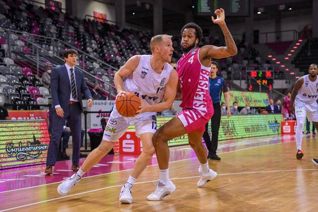 easyCredit BBL, Telekom Baskets Bonn vs Hamburg Towers, 09 01 2022 Seth Heinrichs Hamburg Towers, 12 , Justin Gorham Telekom Baskets Bonn, 4 , easyCredit BBL, Telekom Baskets Bonn vs Hamburg Towers on 09 01 2022 at Telekom Dome Bonn, Bonn Nordrhein Westfalen Copyright: xBEAUTIFULxSPORTS Mueller-Laschetx