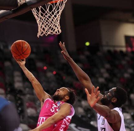 Bonn, Germany, 09 01 2022, Telekom Dome, basketball, BBL, 16 matchday, Telekom Baskets Bonn vs Hamburg Towers Parker Jackson Cartwright Bonn , Eddy Edigin Hamburg