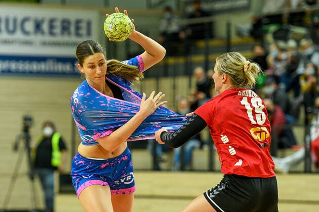Halle, Germany 11 September 2021 1 HBL women 2021 2022 SV Union Halle Neustadt Wildcats vs Metzingen v li in duel Anna Albek Metzingen and Lea Gruber Halle SWH arena Saxony Anhalt Copyright: xFotostandx xBallaschx
