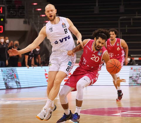 Bonn stumbles over Hamburg Jeremy Morgan TB Bonn 20 and Robin Christen Hamburg Towers 8 , Telekom Baskets Bonn vs Hamburg Towers, Basketball, 1 Easy Credit Bundesliga, 16 Spieltag, 09 01 2022, Telekom Baskets Bonn vs Hamburg Towers, Basketball, 1 Easy Credit Bundesliga, 16 Spieltag, 09 01 2022, Photo EIBNER Joerg Niebergall Bonn Copyright: xJoergxNiebergall Eibner-Pressefox EP_JNL