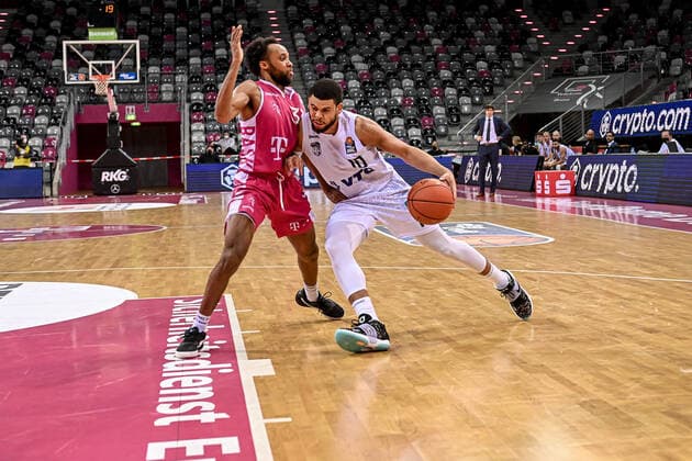 easyCredit BBL, Telekom Baskets Bonn vs Hamburg Towers, 09 01 2022 Parker Jackson Cartwright Telekom Baskets Bonn 33 , Ray McCallum Hamburg Towers 10 , easyCredit BBL, Telekom Baskets Bonn vs Hamburg Towers on 09 01 2022 at Telekom Dome Bonn, Bonn Nordrhein Westfalen Copyright: xBEAUTIFULxSPORTS Mueller-Laschetx