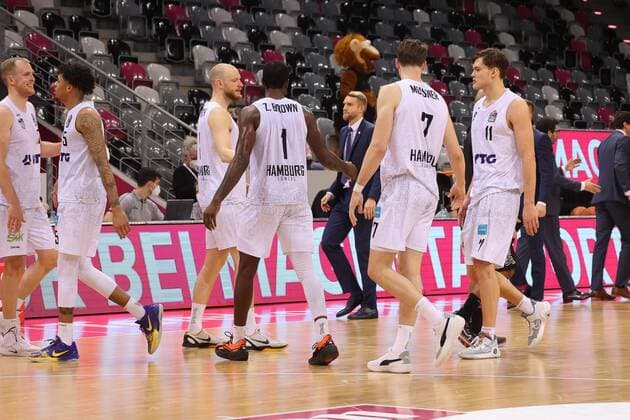 Cheering at Hamburg, Telekom Baskets Bonn vs Hamburg Towers, Basketball, 1 Easy Credit Bundesliga, Matchday 16, 09 01 2022, Telekom Baskets Bonn vs Hamburg Towers, Basketball, 1 Easy Credit Bundesliga, Matchday 16, 09 01 2022, Photo EIBNER Joerg Niebergall Bonn Copyright: xJoergxNiebergall Eibner-Pressefox EP_JNL