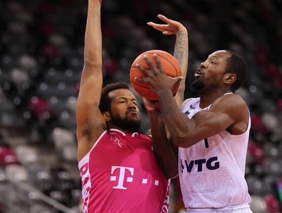 Bonn, Germany, 09 01 2022, Telekom Dome, basketball, BBL, 16 matchday, Telekom Baskets Bonn vs Hamburg Towers Zachary Brown Hamburg , Skyler Bowlin Bonn