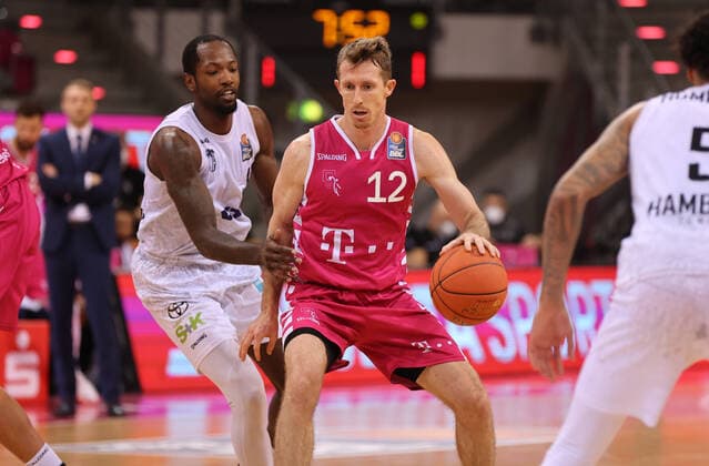 Bonn, Germany, 09 01 2022, Telekom Dome, basketball, BBL, 16 matchday, Telekom Baskets Bonn vs Hamburg Towers Zachary Brown Hamburg , Skyler Bowlin Bonn