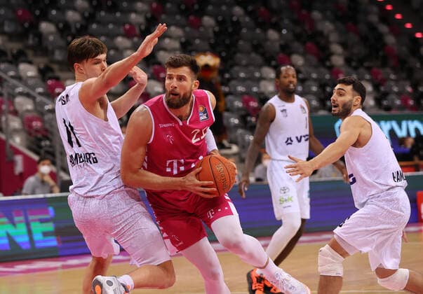 Bonn, Germany, 09 01 2022, Telekom Dome, Basketball, BBL, 16 matchday, Telekom Baskets Bonn vs Hamburg Towers Zachary Brown Hamburg , Leon Kratzer Bonn , Max Dileo Hamburg