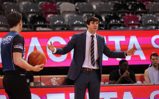Bonn, Germany, 09 01 2022, Telekom Dome, basketball, BBL, 16 matchday, Telekom Baskets Bonn vs Hamburg Towers head coach Pedro Calles Hamburg gestures, gestures